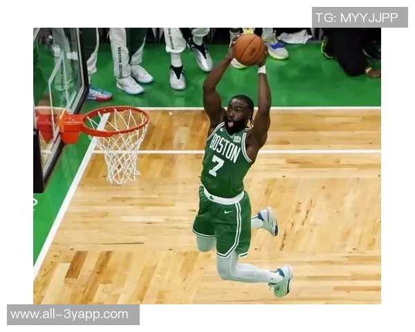 杰伦布朗半场表现全面9分9板6助助力球队攻防两端